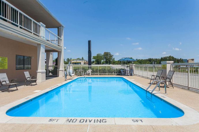 Imagen de la piscina del Hotel Super 8 By Wyndham Columbia. Foto 13