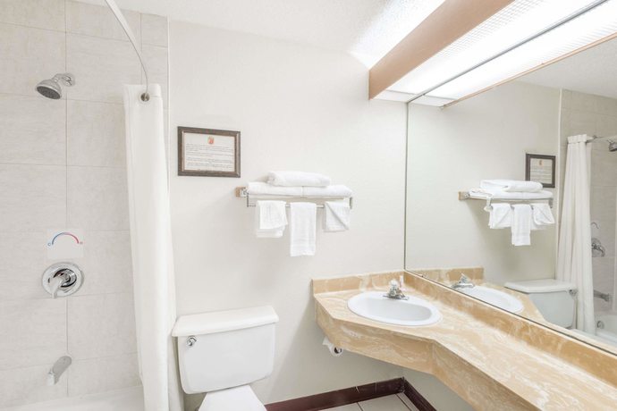 Imagen de la habitación del Hotel Super 8 By Wyndham Columbus OH. Foto 9