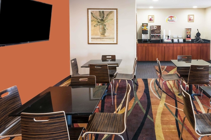 Imagen de los interiores del Hotel Super 8 By Wyndham Columbus West. Foto 12