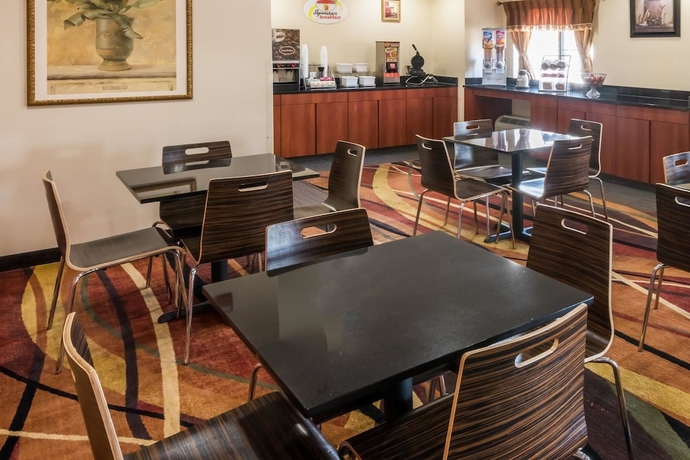 Imagen del bar/restaurante del Hotel Super 8 By Wyndham Columbus West. Foto 2