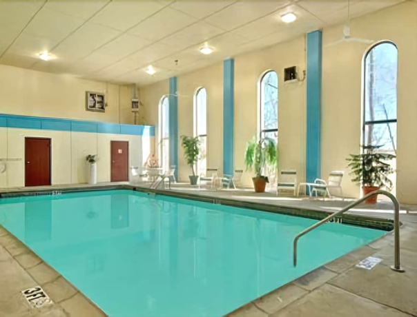 Imagen de la piscina del Hotel Super 8 By Wyndham Conway. Foto 18