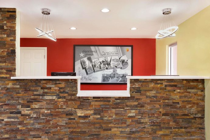 Imagen de los interiores del Hotel Super 8 By Wyndham Corsicana. Foto 19