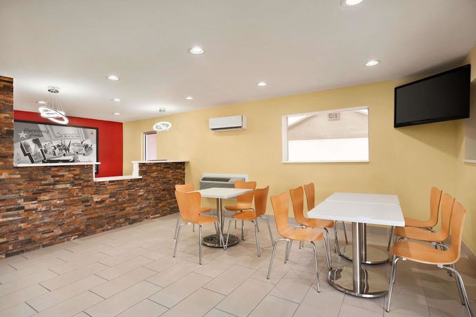 Imagen de los interiores del Hotel Super 8 By Wyndham Corsicana. Foto 20