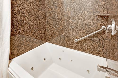 Imagen de la habitación del Hotel Super 8 By Wyndham Cypress Buena Park Area. Foto 9