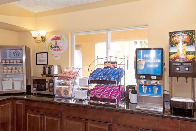 Imagen de los interiores del Hotel Super 8 By Wyndham Dania/fort Lauderdale Arpt. Foto 19