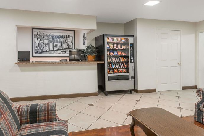 Imagen de los interiores del Hotel Super 8 By Wyndham Danville. Foto 11