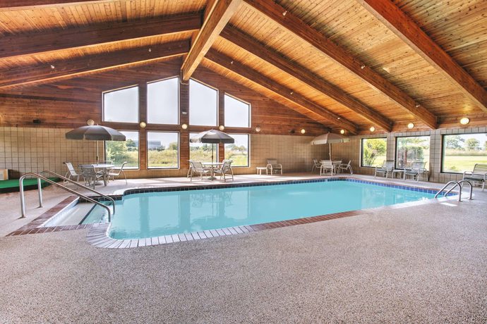 Imagen de la piscina del Hotel Super 8 By Wyndham Davenport. Foto 15