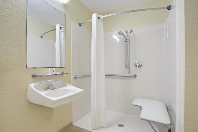 Imagen de la habitación del Hotel Super 8 By Wyndham Daytona Beach. Foto 5