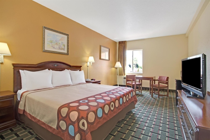 Imagen de la habitación del Hotel Super 8 By Wyndham Daytona Beach. Foto 6