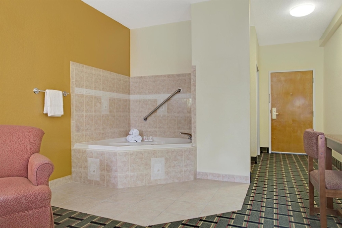 Imagen de la habitación del Hotel Super 8 By Wyndham Daytona Beach. Foto 8