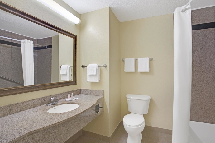 Imagen de la habitación del Hotel Super 8 By Wyndham Daytona Beach. Foto 9