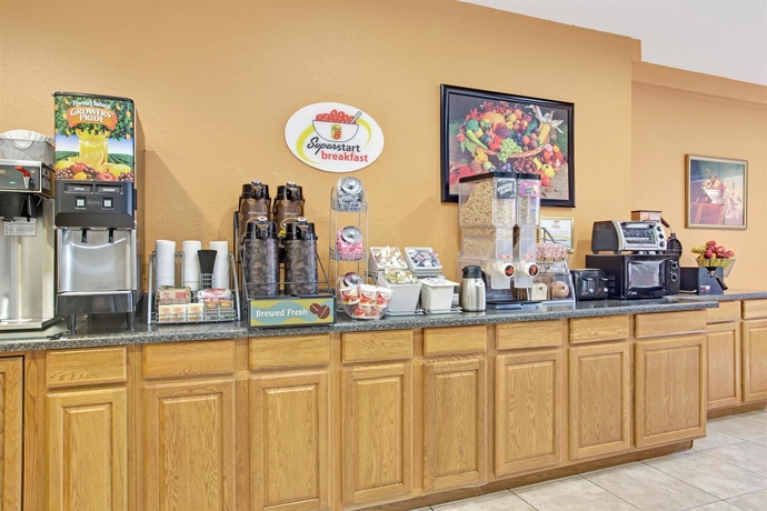 Imagen del bar/restaurante del Hotel Super 8 By Wyndham Daytona Beach. Foto 3