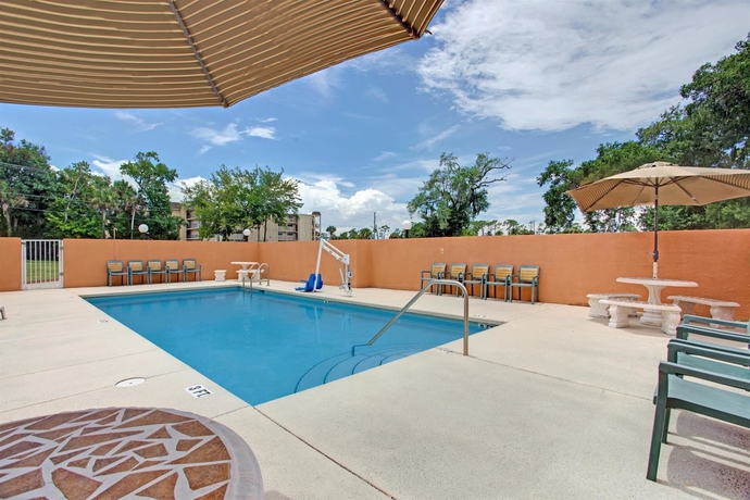 Imagen de la piscina del Hotel Super 8 By Wyndham Daytona Beach. Foto 15
