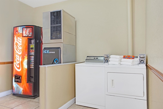 Imagen de los interiores del Hotel Super 8 By Wyndham Daytona Beach. Foto 13