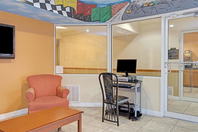 Imagen de los interiores del Hotel Super 8 By Wyndham Daytona Beach. Foto 14