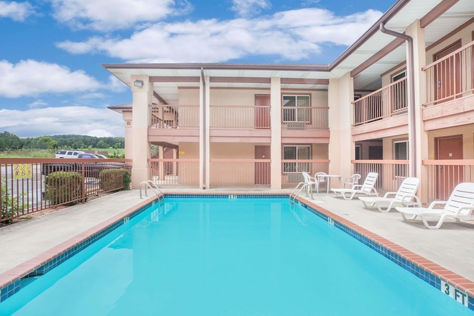 Imagen de la piscina del Hotel Super 8 By Wyndham Decatur Priceville. Foto 19