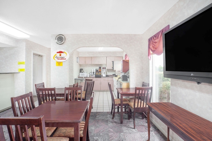 Imagen del bar/restaurante del Hotel Super 8 By Wyndham Decatur Priceville. Foto 2