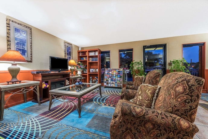 Imagen de los interiores del Hotel Super 8 By Wyndham Denton. Foto 14