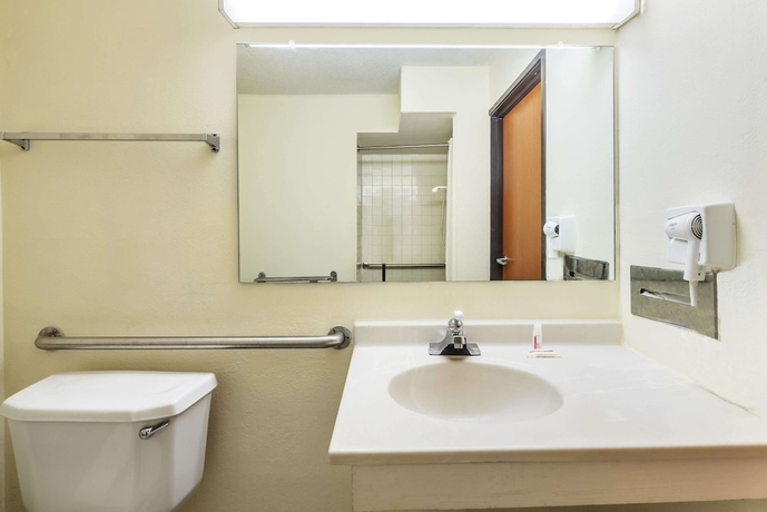 Imagen de la habitación del Hotel Super 8 By Wyndham Denton. Foto 12