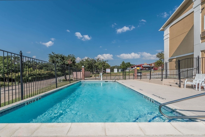 Imagen de la piscina del Hotel Super 8 By Wyndham Denton. Foto 19