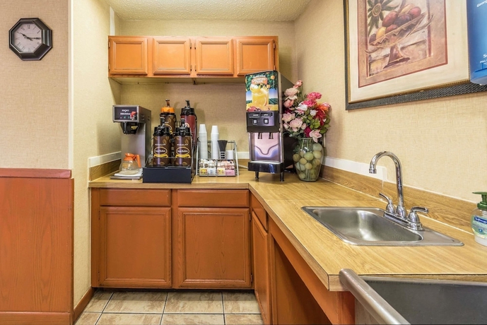 Imagen de los interiores del Hotel Super 8 By Wyndham Denton. Foto 16