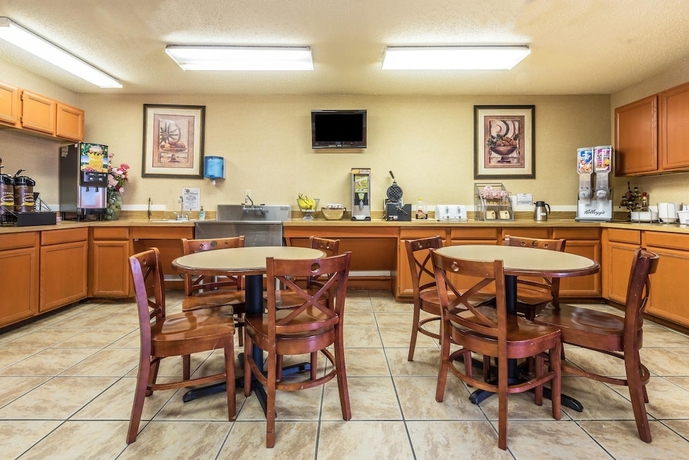 Imagen del bar/restaurante del Hotel Super 8 By Wyndham Denton. Foto 3