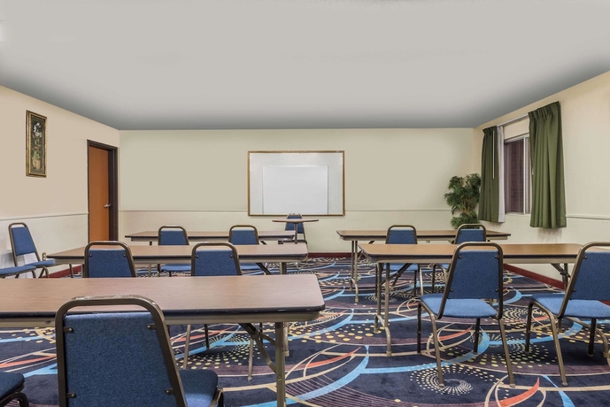 Imagen de los interiores del Hotel Super 8 By Wyndham Denton. Foto 17