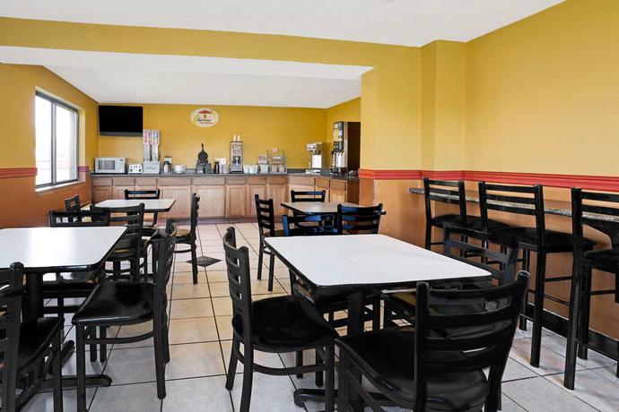 Imagen de los interiores del Hotel Super 8 By Wyndham Denver Stapleton. Foto 8