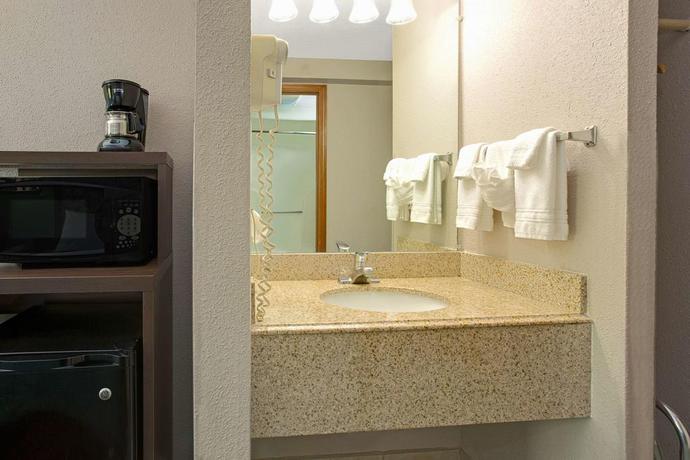 Imagen de la habitación del Hotel Super 8 By Wyndham Denver Stapleton. Foto 6