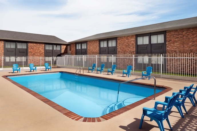Imagen de la piscina del Hotel Super 8 By Wyndham Des Moines. Foto 18