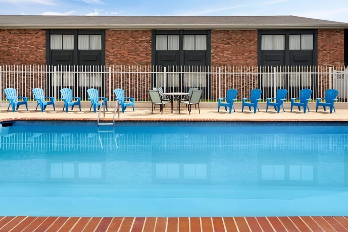 Imagen de la piscina del Hotel Super 8 By Wyndham Des Moines. Foto 19