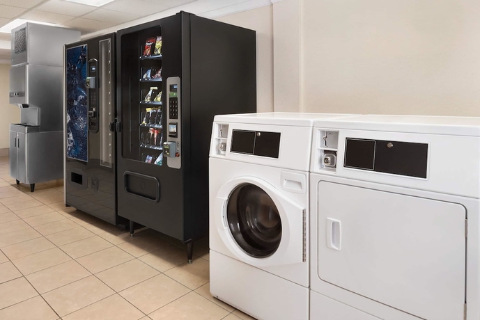 Imagen de los interiores del Hotel Super 8 By Wyndham Des Moines. Foto 16