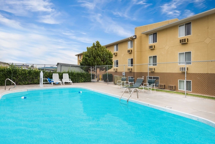 Imagen de la piscina del Hotel Super 8 By Wyndham Dodge City. Foto 16