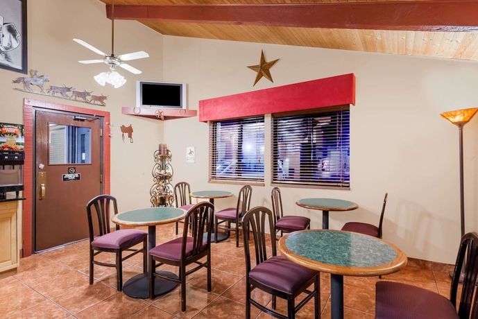 Imagen del bar/restaurante del Hotel Super 8 By Wyndham Dodge City. Foto 2