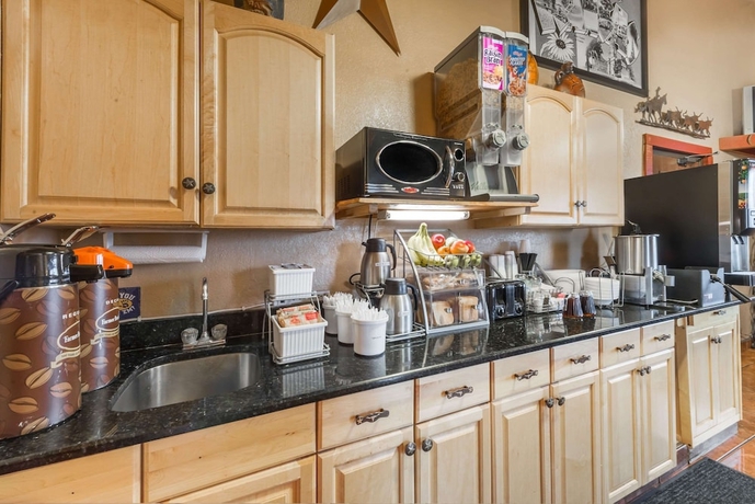 Imagen del bar/restaurante del Hotel Super 8 By Wyndham Dodge City. Foto 3