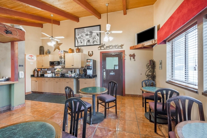 Imagen del bar/restaurante del Hotel Super 8 By Wyndham Dodge City. Foto 4