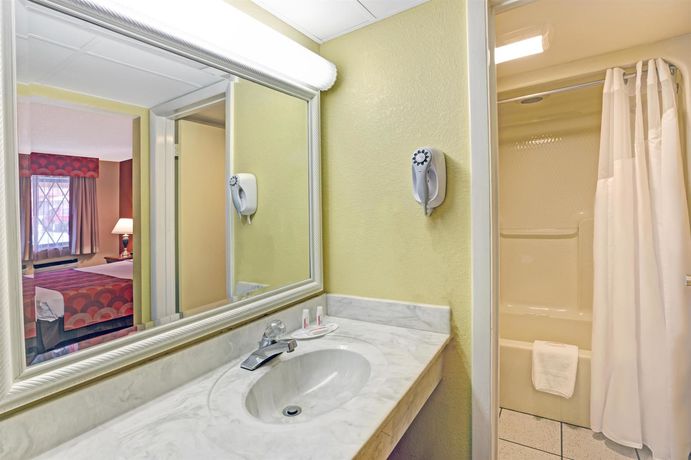 Imagen de la habitación del Hotel Super 8 By Wyndham Downtown Gatlinburg At Convention Center. Foto 7