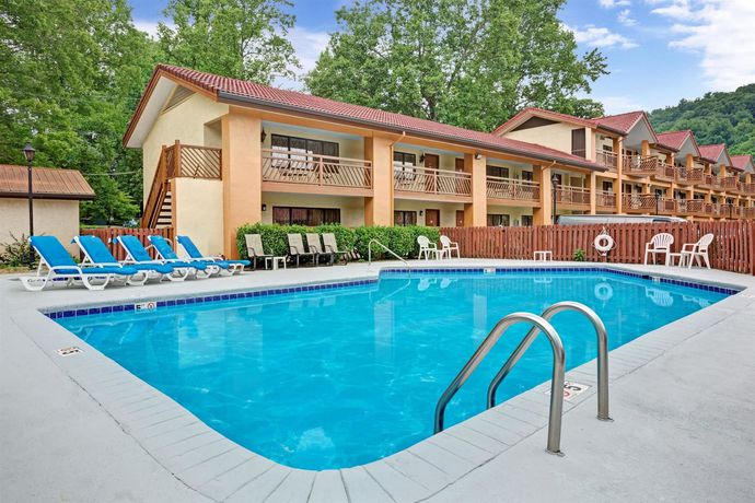 Imagen de la piscina del Hotel Super 8 By Wyndham Downtown Gatlinburg At Convention Center. Foto 16