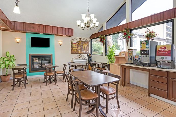 Imagen del bar/restaurante del Hotel Super 8 By Wyndham Downtown Gatlinburg At Convention Center. Foto 4