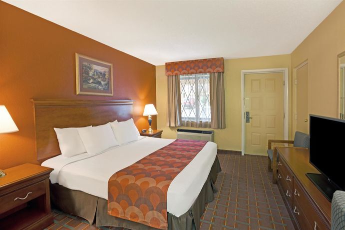 Imagen de la habitación del Hotel Super 8 By Wyndham Downtown Gatlinburg At Convention Center. Foto 8