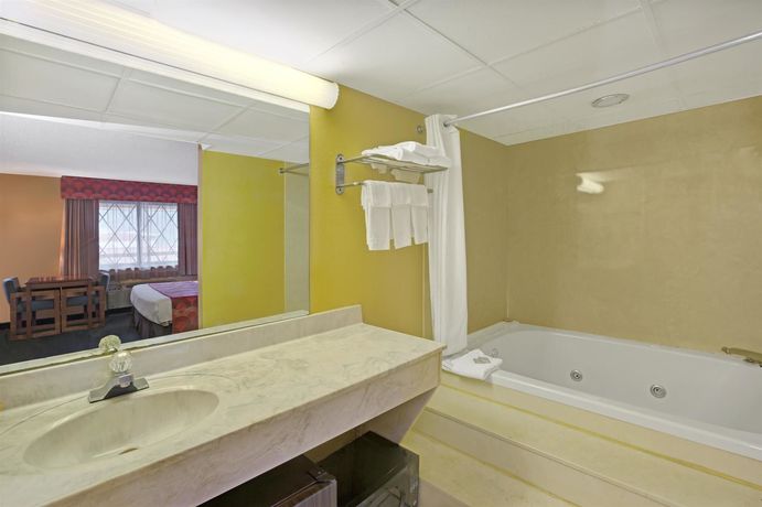 Imagen de la habitación del Hotel Super 8 By Wyndham Downtown Gatlinburg At Convention Center. Foto 10