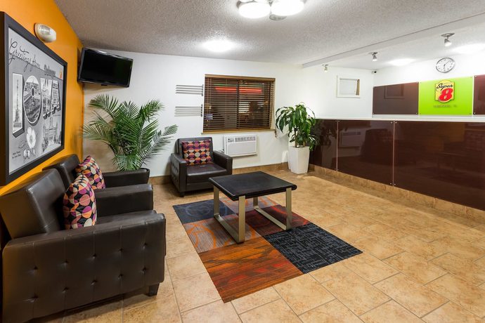 Imagen de los interiores del Hotel Super 8 By Wyndham Dubuque. Foto 14