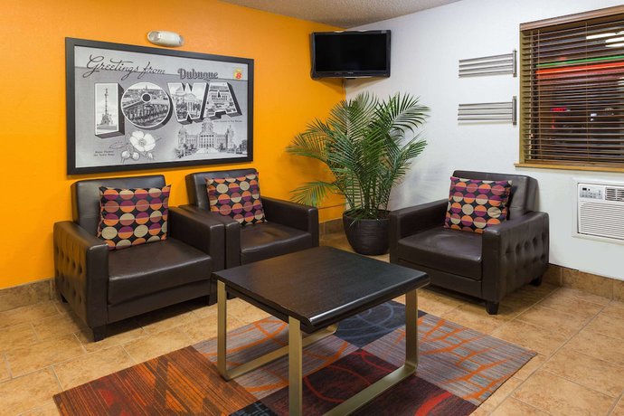 Imagen de los interiores del Hotel Super 8 By Wyndham Dubuque. Foto 15