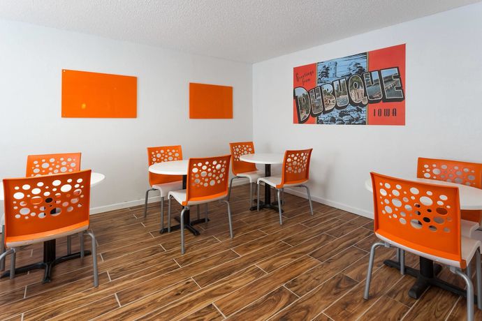 Imagen del bar/restaurante del Hotel Super 8 By Wyndham Dubuque. Foto 3