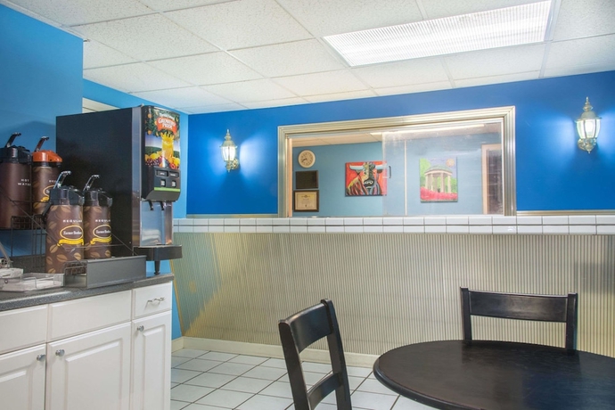 Imagen de los interiores del Hotel Super 8 By Wyndham Durham/university Area Nc. Foto 14