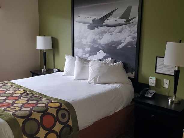 Imagen de la habitación del Hotel Super 8 By Wyndham Edmonton International Airport. Foto 8