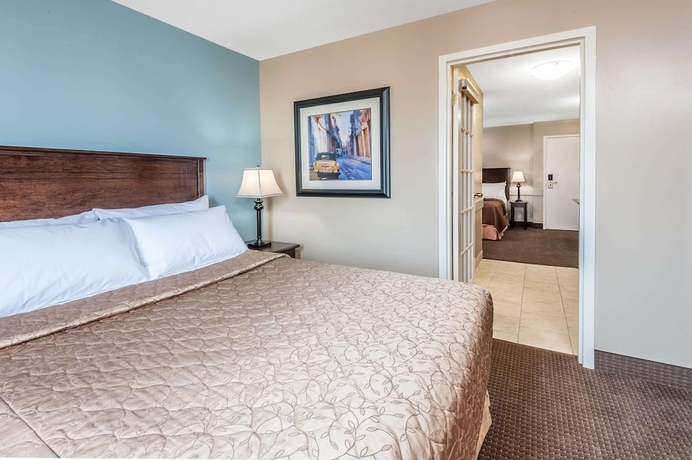 Imagen de la habitación del Hotel Super 8 By Wyndham Edmonton South. Foto 10