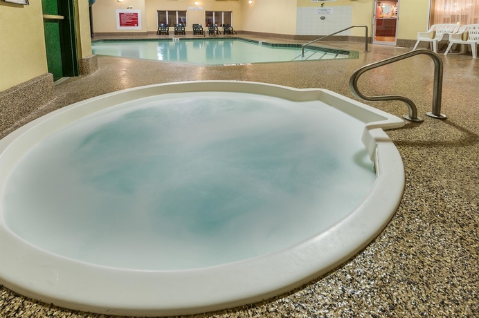 Imagen de la piscina del Hotel Super 8 By Wyndham Edmonton South. Foto 17
