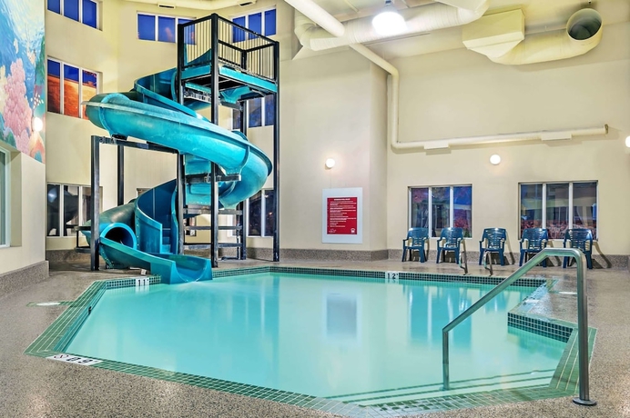 Imagen de la piscina del Hotel Super 8 By Wyndham Edmonton South. Foto 18