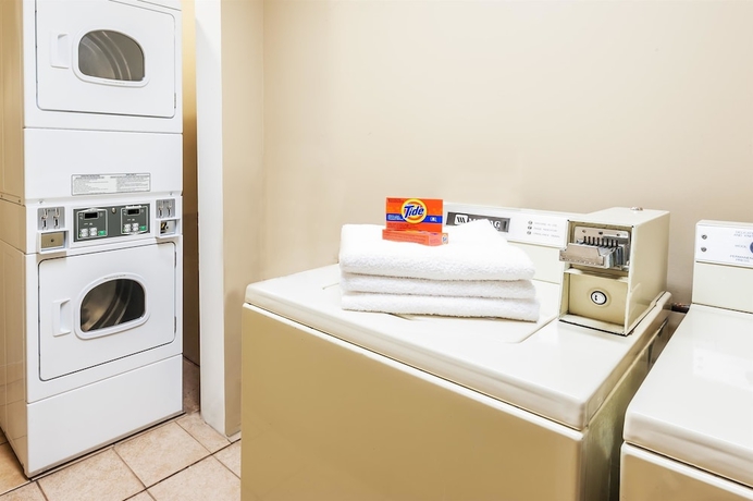 Imagen de los interiores del Hotel Super 8 By Wyndham Edmonton South. Foto 16
